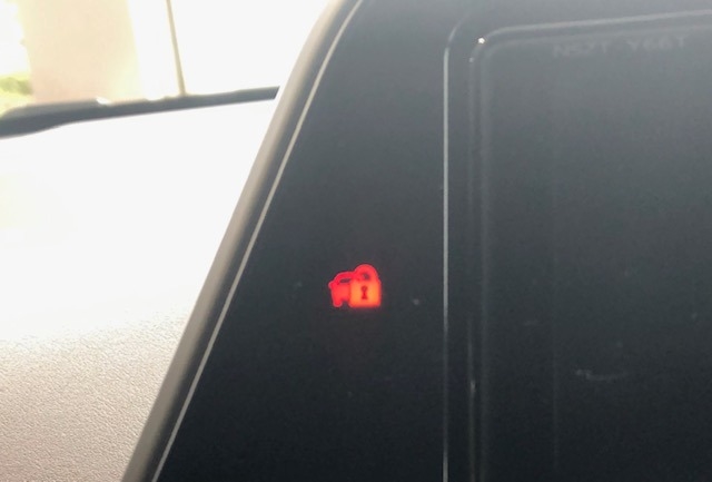 車 鍵 閉め た あと 赤い ランプ