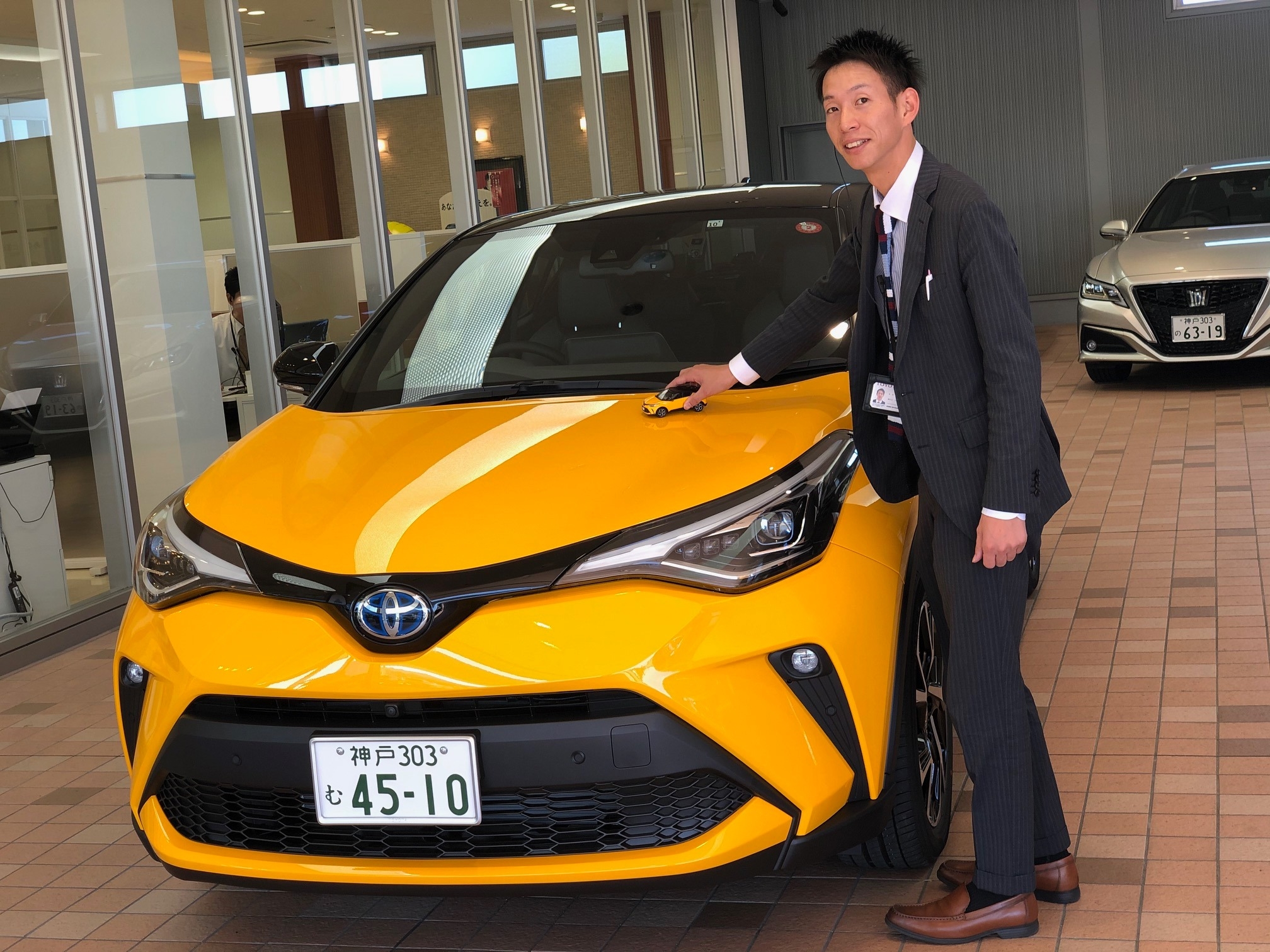 ミニカー 1/18 トヨタ C-HR 2019 イエロー | getfitwith180.com