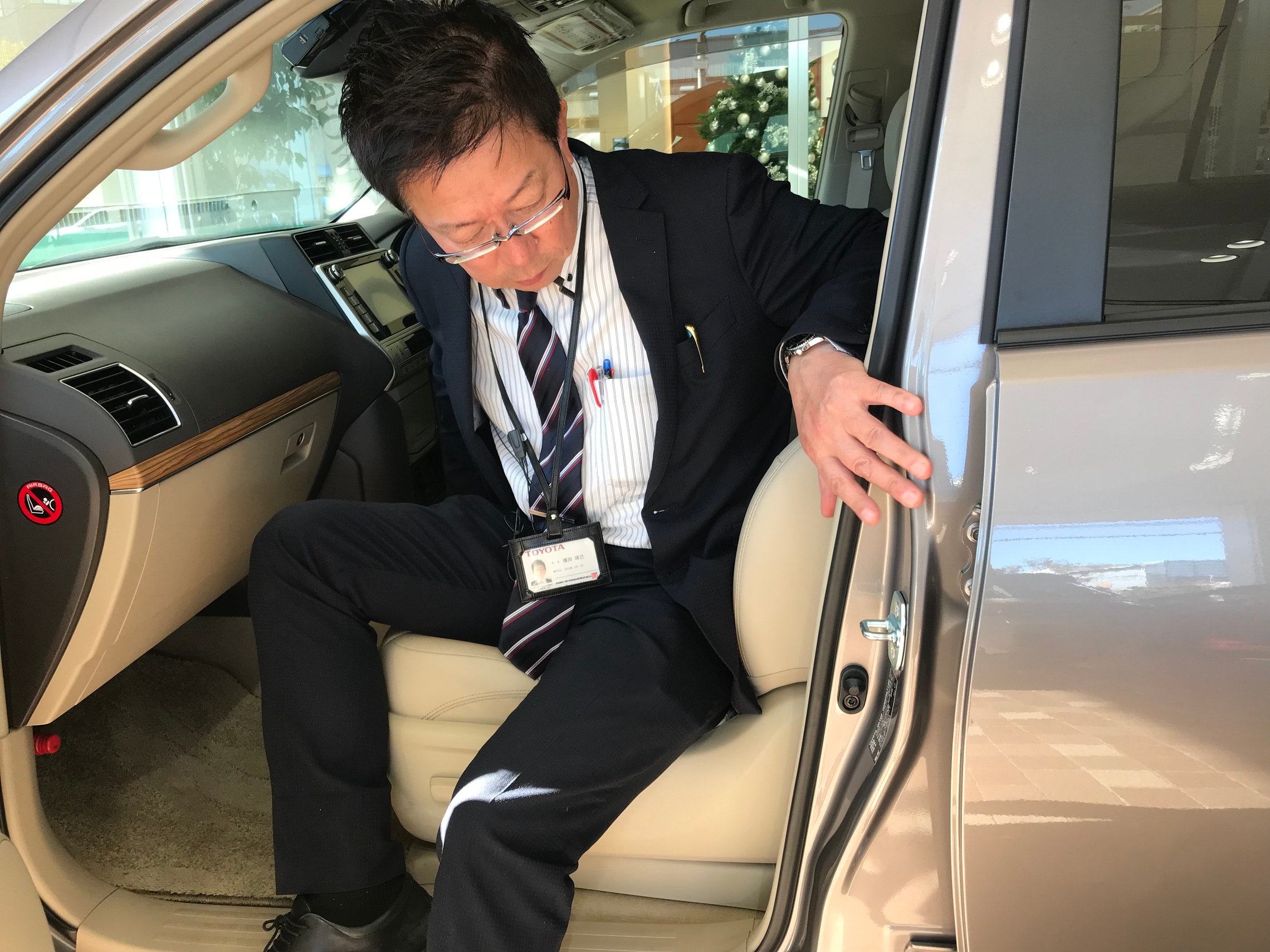 クルマ乗り降り時の 静電気 を防ぐ方法 クルマ乗り降り時の 静電気 を防ぐ方法