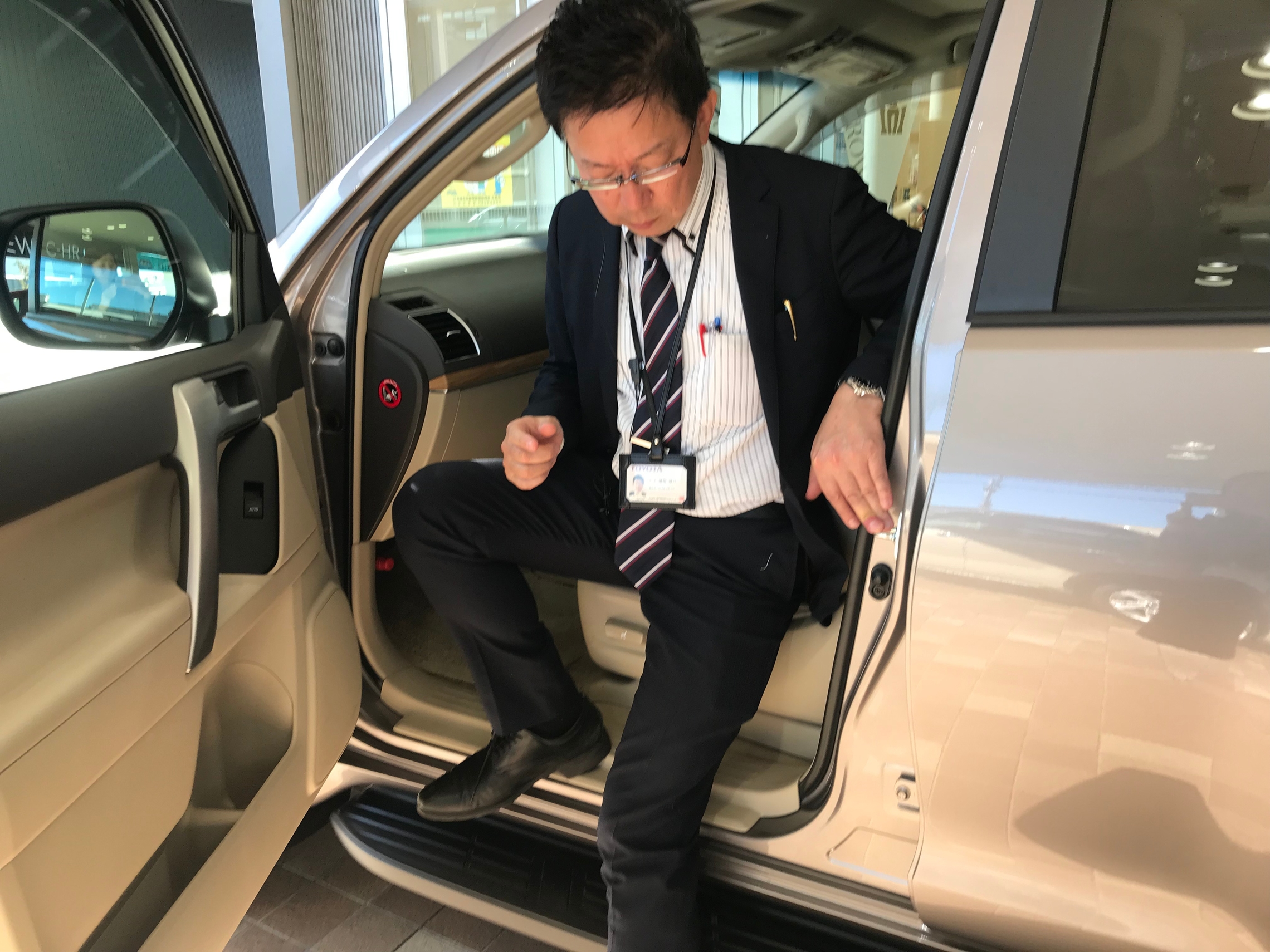 クルマ乗り降り時の 静電気 を防ぐ方法