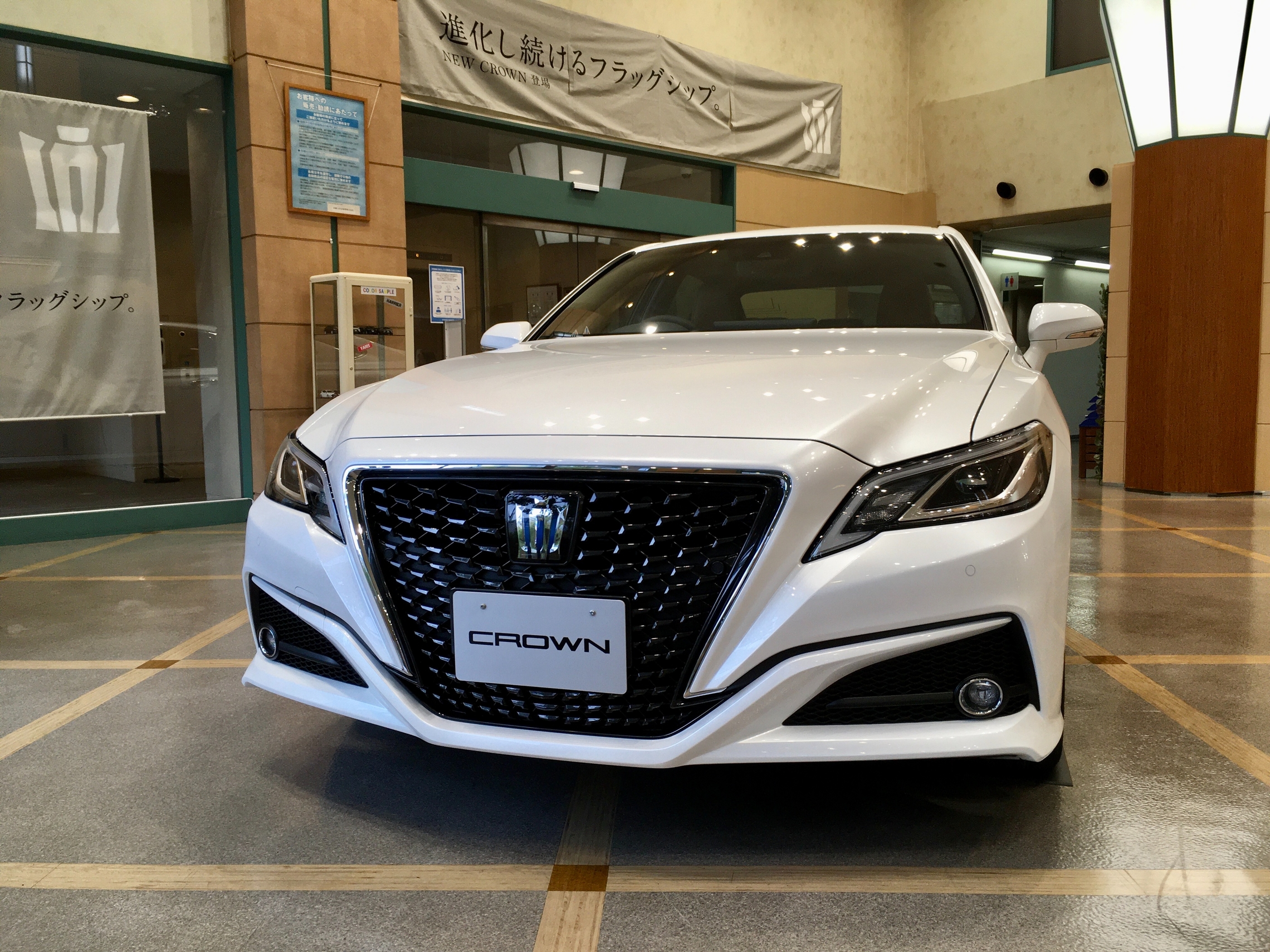 新型クラウン展示車ございます