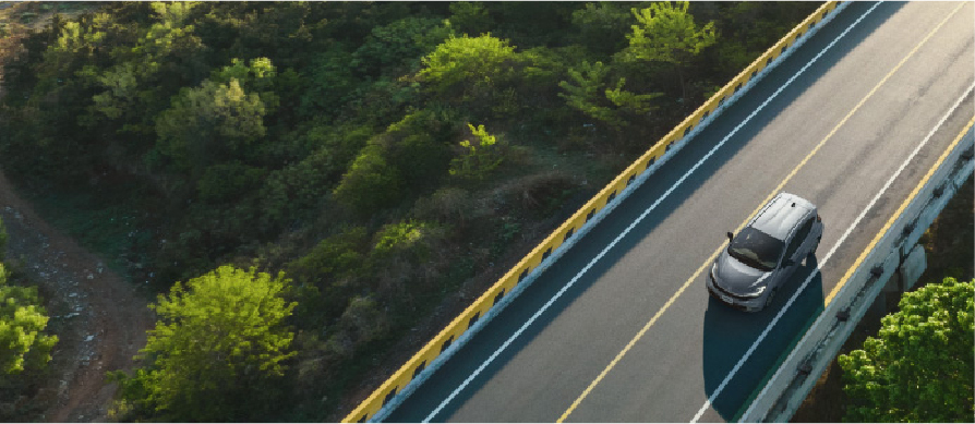 走行中の車のイメージ写真